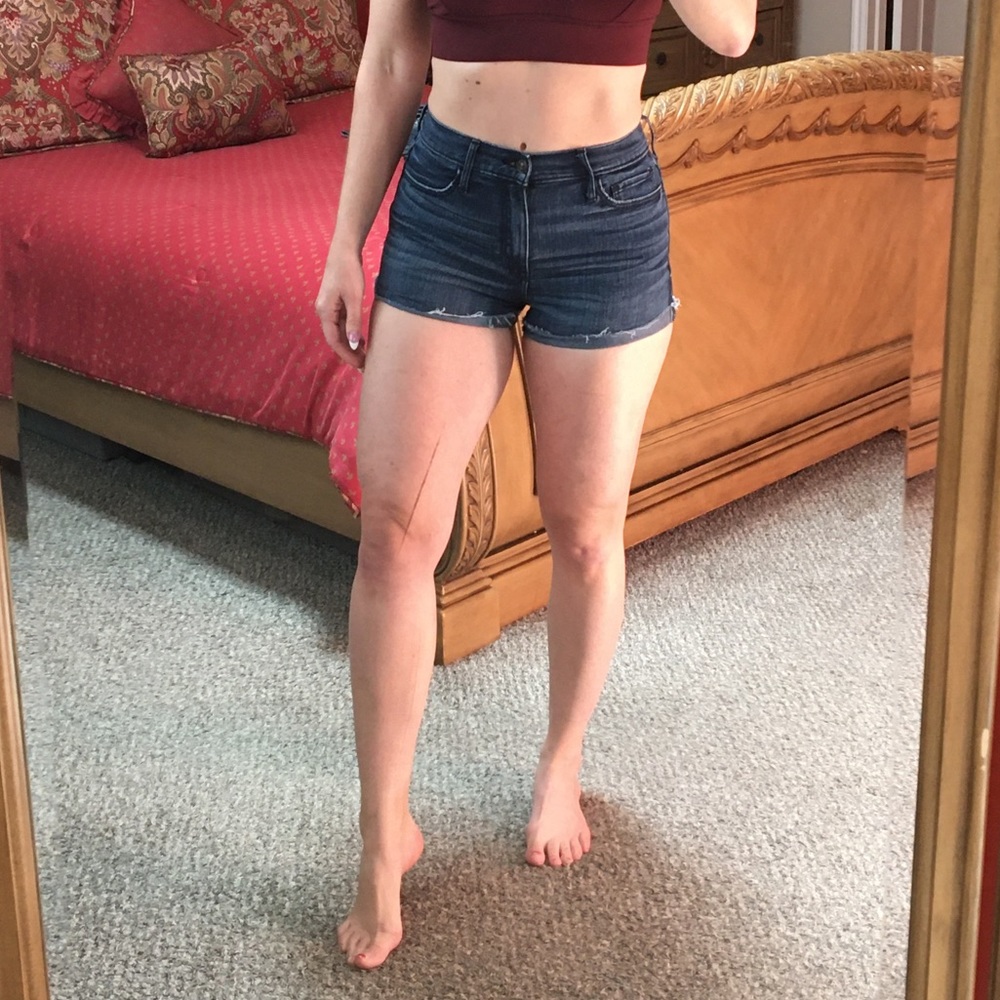 Brand New Without Tags Abercrombie & Fitch Jean Shorts.🤍Size 27/4.